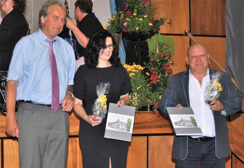 Besuch in Knittlingen: Der verstorbene stellvertretende Bürgermeister von Montejaque, Carlos Escalante (von rechts), wurde beim Fauststadtfest 2018 zusammen mit seiner Kollegin Soraya Garcia Mesa aus Benaojan an der Spitze einer rund 70-köpfigen Delegation von Bürgermeister Heinz-Peter Hopp begrüßt.