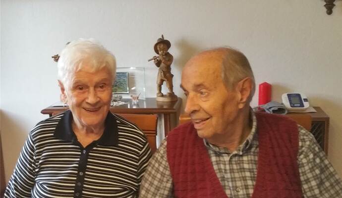 Gerade mal eine Woche alt ist diese Aufnahme des Kronjuwelenpaares Maria und Hans Schuster, die heute ihren 75. Hochzeitstag feiern dürfen.