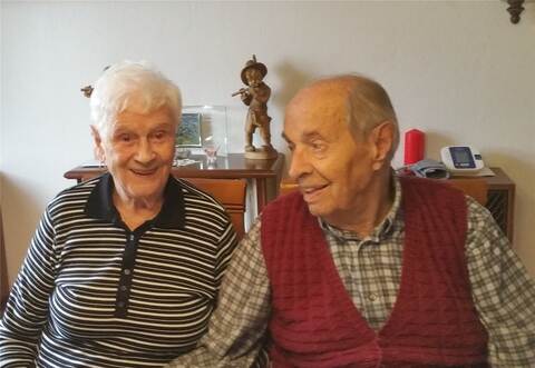 Gerade mal eine Woche alt ist diese Aufnahme des Kronjuwelenpaares Maria und Hans Schuster, die heute ihren 75. Hochzeitstag feiern dürfen.