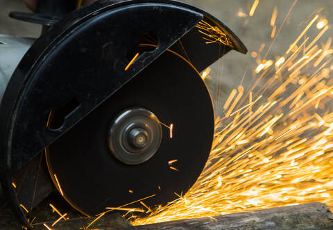 Mit einer Flex machten sich Unbekannte in Dietlingen an zwei Fahrzeugen zu schaffen (Symbolbild).