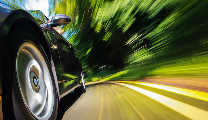 Der Unbekannte warf den Gegenstand auf ein vorbeifahrendes Auto.