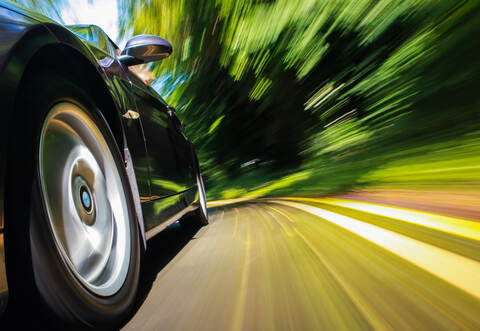 Der Unbekannte warf den Gegenstand auf ein vorbeifahrendes Auto.