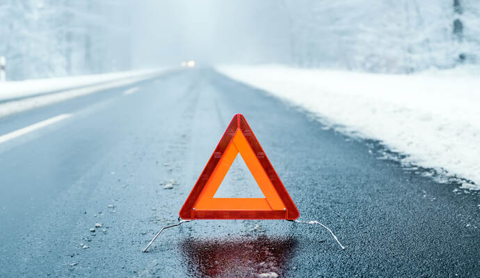 Auf schneeglatter Strecke ist es am Freitag zwischen Schwann und Eyachbrücke zu einem schweren Verkehrsunfall gekommen. Auf schneeglatter Strecke ist es am Freitag zwischen Schwann und Eyachbrücke zu einem schweren Verkehrsunfall gekommen.