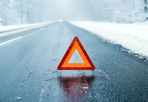 Auf schneeglatter Strecke ist es am Freitag zwischen Schwann und Eyachbrücke zu einem schweren Verkehrsunfall gekommen.