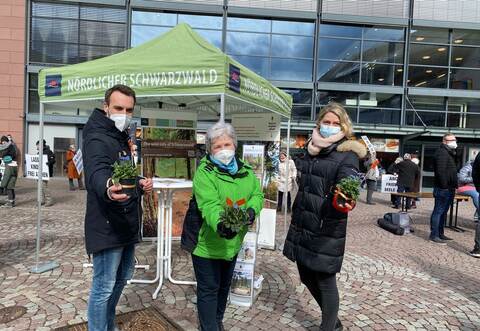 Mit Vergissmeinnicht wollten die Demonstranten in Calw auf die durch Corona zugespitzte Lage im Hotel- und Gastgewerbe aufmerksam machen.