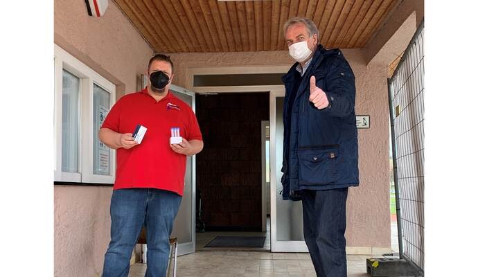 Daumen hoch für die neue Schnellteststation in der Knittlinger Festhalle: Bürgermeister Heinz-Peter Hopp (rechts) hat sich in Fachfragen von Apotheker Tobias Nohe beraten lassen, der auch die freiwilligen Helfer geschult hat.