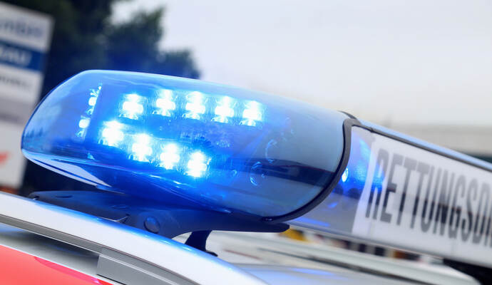 Ein Junge wurde mit schweren Verletzungen ins Krankenhaus gebracht, nachdem er auf ein Vordach geklettert ist.