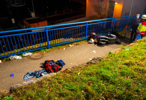 Der Rollerfahrer rutschte infolge eines Fahrfehlers einen zwölf Meter langen Abhang hinunter und zog sich dabei lebensgefährliche Verletzungen zu.