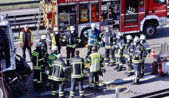 Einsatzbesprechung der Feuerwehr: Die Rettung des schwerverletzten LKW-Fahrers gestaltete sich schwierig. Einsatzbesprechung der Feuerwehr: Die Rettung des schwerverletzten LKW-Fahrers gestaltete sich schwierig.
