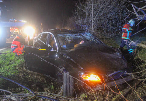 Der Schaden am Unfallfahrzeug wird laut Polizei auf rund 25.000 Euro geschätzt, während der Unfallaufnahme musste die Landstraße zeitweise in beide Richtungen gesperrt werden.