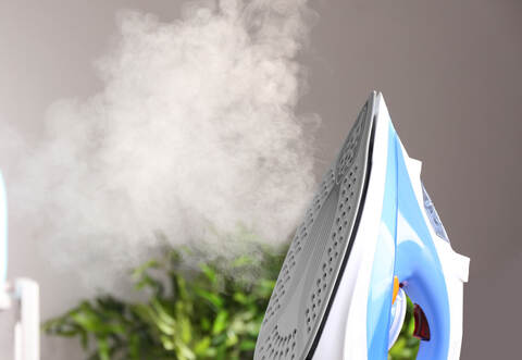 Mit einem Bügeleisen (Symbolfoto) ging ein 55-Jähriger auf einen Bekannten los.