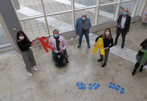 Hilfe auf einen Blick für ratsuchende Menschen mit Behinderung: Katja Kreeb, Mohamed Zakzak, Horst Dangelmayer, Anne Marie Rouvière-Petruzzi, Frank Fillbrunn und Katja Fridrikind (von links) freuen sich über den neuen Flyer.