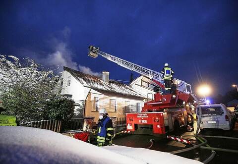 Ein Dachstuhlbrand in Birkenfeld hat am frühen Mittwochmorgen für einen Einsatz der Feuerwehr gesorgt.