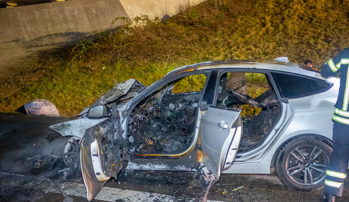 Die beiden Insassen konnten sich aus dem BMW befreien.