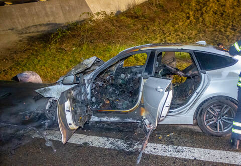 Die beiden Insassen konnten sich aus dem BMW befreien.