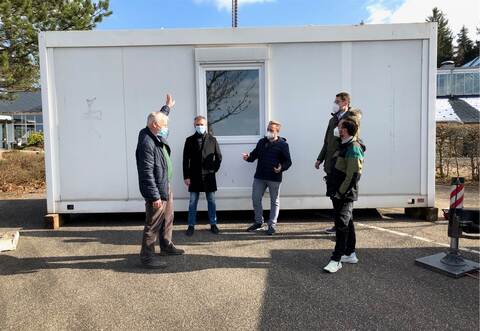 Im Gespräch (von links): Bürgermeister Horst Martin, Marco Nabinger (Firma Rutronik), Robin Stephan (Geschäftsführer M&amp;S Trading GmbH), Hauptamtsleiter Fabian Bader und Marcus Mürle (Geschäftsführer M &amp; S Trading GmbH).