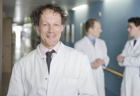 Prof. Dr. Erwin Blessing, Chefarzt der Abteilung Innere Medizin am SRH Klinikum Karlsbad informiert am 15. April ab 19 Uhr auf youtube.de/SRHKlinikumKarlsbad zu den Symptomen und Risikofaktoren, zur Diagnose und Früherkennung sowie zu den Behandlungsmöglichkeiten der Herzrhythmusstörung.