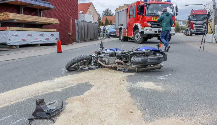 Der Motorradfahrer verstarb noch an der Unfallstelle. Der Motorradfahrer verstarb noch an der Unfallstelle.