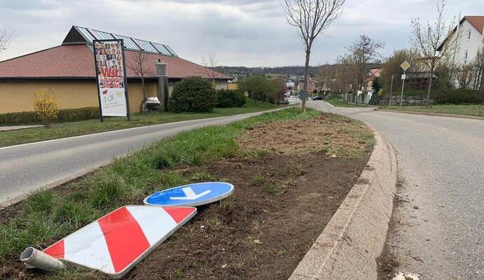 Laut Polizei überfuhren drei junge Männer auf der Wurmberger Straße in Öschelbronn eine Verkehrsinsel, kamen in der Folge von der Straße ab und schließlich an einer Mauer in der Forststraße zum Stehen. Laut Polizei überfuhren drei junge Männer auf der Wurmberger Straße in Öschelbronn eine Verkehrsinsel, kamen in der Folge von der Straße ab und schließlich an einer Mauer in der Forststraße zum Stehen.