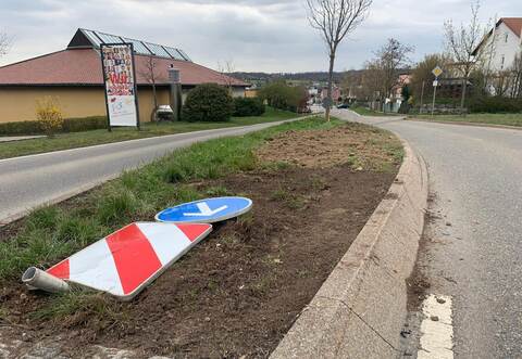 Laut Polizei überfuhren drei junge Männer auf der Wurmberger Straße in Öschelbronn eine Verkehrsinsel, kamen in der Folge von der Straße ab und schließlich an einer Mauer in der Forststraße zum Stehen.