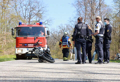 Wegen eines Unfalls war die Landstraße zwischen Lienzingen und Zaisersweiher am Sonntagmittag für rund zwei Stunden gesperrt.