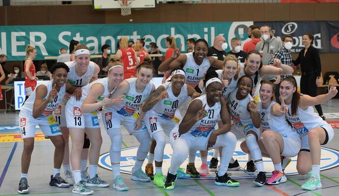 So sehen Siegerinnen aus: Kelterns Basketballerinnen freuen sich über den Gewinn des deutschen Meistertitels.