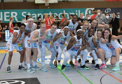 So sehen Siegerinnen aus: Kelterns Basketballerinnen freuen sich über den Gewinn des deutschen Meistertitels.