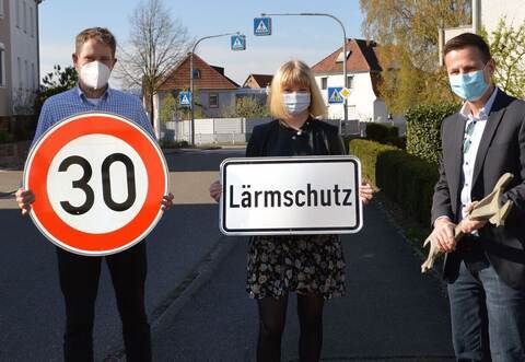 Bürgermeister Luca Wilhelm Prayon, Linda Wöhlk vom Ordnungsamt der Gemeinde und Verkehrsamtsleiter Oliver Müller vom Landratsamt Enzkreis (von links) freuen sich über die Montage der neuen 30-er-Schilder in Wilferdingen.