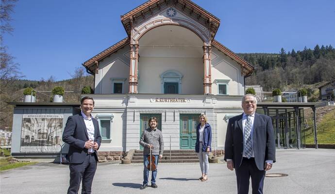 Nach fast 30 Jahren als Veranstaltungsleiter in Bad Wildbad geht Winfried Hahner in den Vorruhestand. Verabschiedet wird er von Stefanie Dickgiesser, Marcel Baluta und Klaus Mack (von rechts). Nach fast 30 Jahren als Veranstaltungsleiter in Bad Wildbad geht Winfried Hahner in den Vorruhestand. Verabschiedet wird er von Stefanie Dickgiesser, Marcel Baluta und Klaus Mack (von rechts).