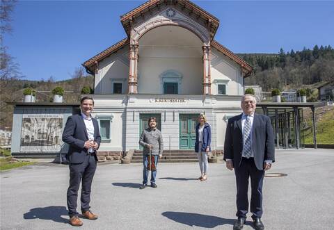 Nach fast 30 Jahren als Veranstaltungsleiter in Bad Wildbad geht Winfried Hahner in den Vorruhestand. Verabschiedet wird er von Stefanie Dickgiesser, Marcel Baluta und Klaus Mack (von rechts).
