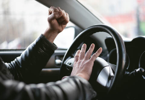 Erst gefährlich überholt, dann den Mittelfinger gezeigt: Die Polizei sucht Zeugen nach einem Vorfall am Ersinger Kreuz.