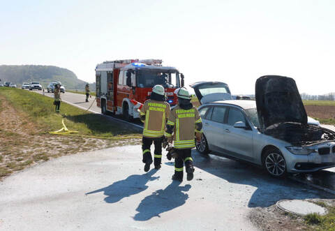 Die Insassen, ein Mann und eine Frau, hatten laut Polizei einen Knall gehört und seien an den Fahrbahnrand gefahren. Als beide aus dem Auto ausstiegen, hätten bereits die Flammen aus dem Motorraum geschlagen.