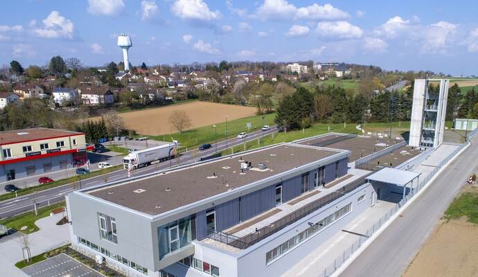 Von außen bezugsfertig, von innen aber noch nicht: die neue Mühlacker Hauptfeuerwache am Senderhang soll bald in Betrieb gehen.