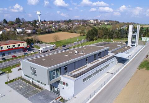 Von außen bezugsfertig, von innen aber noch nicht: die neue Mühlacker Hauptfeuerwache am Senderhang soll bald in Betrieb gehen.