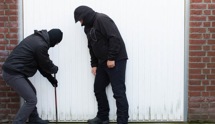 Ein oder mehrere Unbekannte brachen in die Garage ein, um die Bikes zu stehlen. einbrecher hebeln garagentor auf