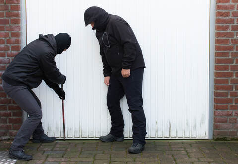 einbrecher hebeln garagentor auf