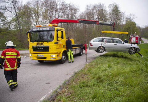 Ein Auto ist am Freitag bei Maulbronn fünf Meter tief eine Böschung hinab gestürzt.