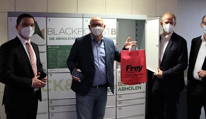 BU: Die neuartige Abholstation in der Sparkasse Bad Wildbad eröffnet Holger Frey vom Modehaus als Geschäftsmann der ersten Stunde. Klaus Mack (links), Bürgermeister und Vorsitzender des Regionalverbands, sowie Sparkassen-Chef Stephan Scholl und Verbandsdirektor Mathias Proske (von rechts) stellen die Ziele des Pilotprojekts für Bürger und Firmen vor. BU: Die neuartige Abholstation in der Sparkasse Bad Wildbad eröffnet Holger Frey vom Modehaus als Geschäftsmann der ersten Stunde. Klaus Mack (links), Bürgermeister und Vorsitzender des Regionalverbands, sowie Sparkassen-Chef Stephan Scholl und Verbandsdirektor Mathias Proske (von rechts) stellen die Ziele des Pilotprojekts für Bürger und Firmen vor.