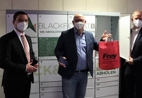 BU: Die neuartige Abholstation in der Sparkasse Bad Wildbad eröffnet Holger Frey vom Modehaus als Geschäftsmann der ersten Stunde. Klaus Mack (links), Bürgermeister und Vorsitzender des Regionalverbands, sowie Sparkassen-Chef Stephan Scholl und Verbandsdirektor Mathias Proske (von rechts) stellen die Ziele des Pilotprojekts für Bürger und Firmen vor.