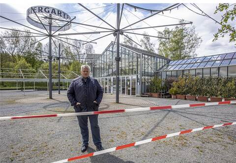 Verlassen steht Wirtesprecher Frank Daudert im Biergarten des Enzauenparks.