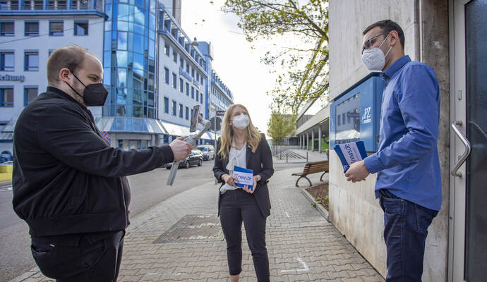 Kameramann Dominik Türschmann (von links) begleitet Julia Wessinger und Christoph Stäbler beim virtuellen Gang über das Gelände des PZ-Medienhauses. Insta Walk in der PZ