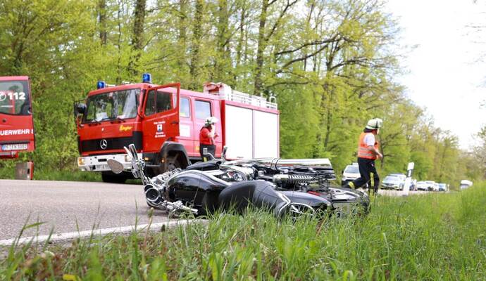 Der Motorradfahrer überlebte den Unfall nicht. Die Strecke zwischen Sternenfels und Diefenbach war für mehrere Stunden gesperrt. Der Motorradfahrer überlebte den Unfall nicht. Die Strecke zwischen Sternenfels und Diefenbach war für mehrere Stunden gesperrt.