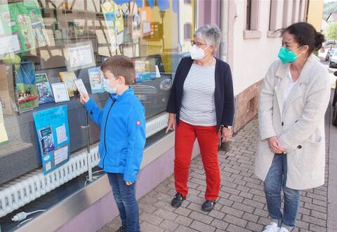 David (8) erklärt Bücherei-Leiterin Inge Pflüger und seiner Lehrerin Stefanie Stephan-Rupp (von links), was er sich bei seiner Lesekiste gedacht hat.