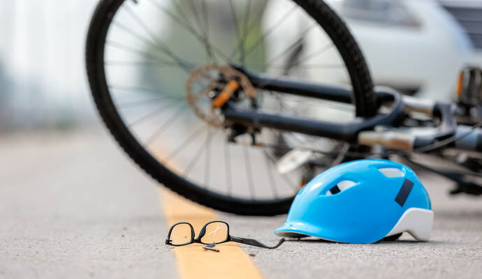 Ein Pedelec-Fahrer ist bei einem Unfall in Niefern schwer verletzt worden. Ein Pedelec-Fahrer ist bei einem Unfall in Niefern schwer verletzt worden.