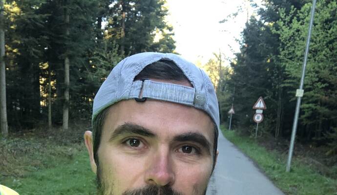 Gyula Szilágyi ist zwischen Freitag und Samstag 221 Kilometer durch den Schömberger Wald gejoggt. Gyula Szilágyi ist zwischen Freitag und Samstag 221 Kilometer durch den Schömberger Wald gejoggt.
