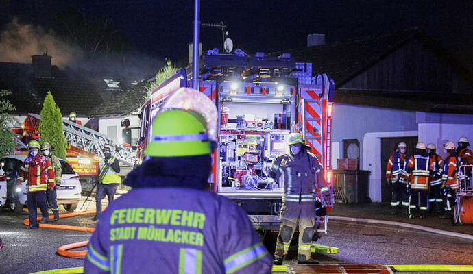 Drei Stunden lang kämpften die Feuerwehren aus Wiernsheim und Mühlacker gegen die Flammen. Drei Stunden lang kämpften die Feuerwehren aus Wiernsheim und Mühlacker gegen die Flammen.