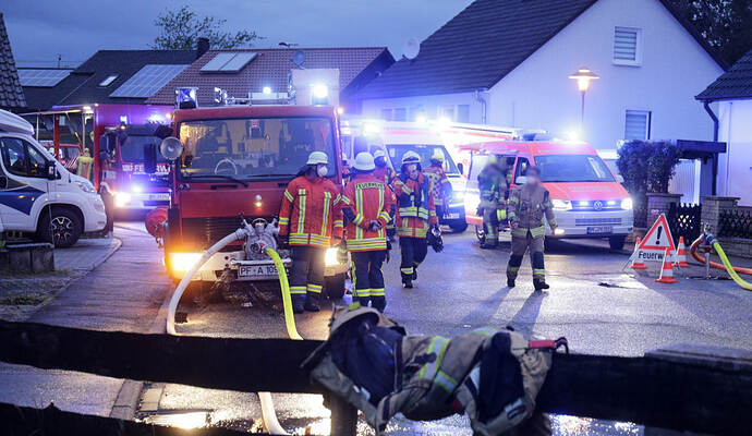 Im Einsatz waren neben den Feuerwehren aus Wiernsheim und Mühlacker auch die Polizei und das DRK. Im Einsatz waren neben den Feuerwehren aus Wiernsheim und Mühlacker auch die Polizei und das DRK.