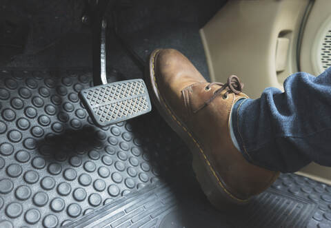 Laut Polizei sollte der Mann im Zusammenhang mit einer zurückliegenden Straftat in der Wendeschleife der Turnstraße beim Vereinsgelände von Streifenbeamten kontrolliert werden.