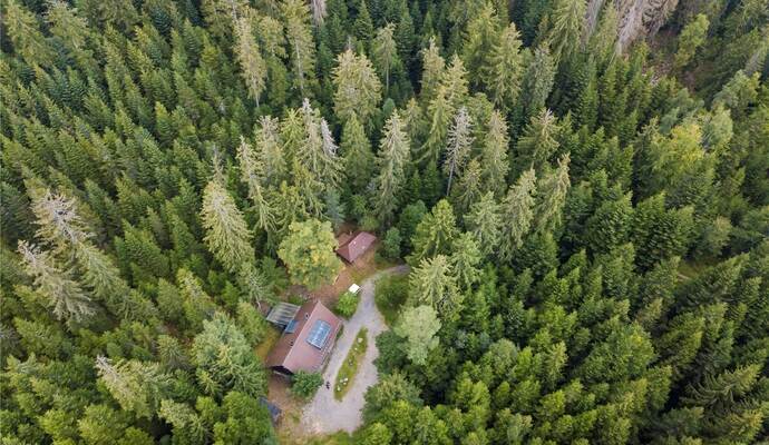 Rund um das im Volksmund „Pforzheimer Skihütte“ genannte Holzhaus im Wald auf dem Sommerberg soll ein Urlaubs-Resort entstehen. Rund um das im Volksmund „Pforzheimer Skihütte“ genannte Holzhaus im Wald auf dem Sommerberg soll ein Urlaubs-Resort entstehen.