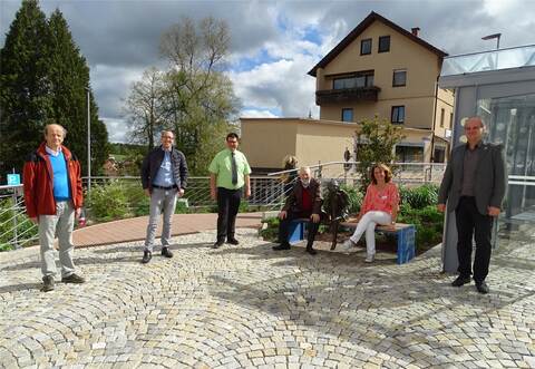 CDU-Gemeinderat Joachim Zillinger, Bauamtsleiter Martin Dittler, Volksbank- Filialleiter Josef Schreiner, Wolfgang Obert, Sandra Rochholz von der Volksbank und Bürgermeister Matthias Leyn (von links) machen sich ein Bild vom neugestalteten Platz.